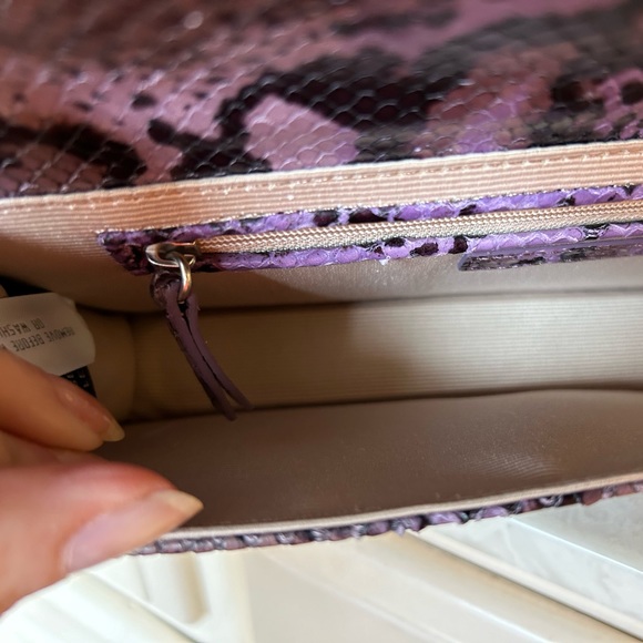 Purple snakeskin purse with short shoulder strap, chain detail. Magnet closure. - Picture 10 of 16